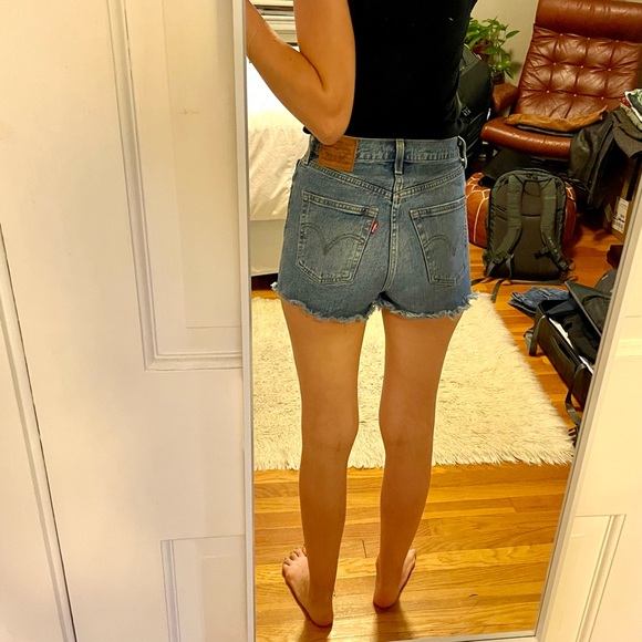 Levi’s Ribcage Shorts - Picture 6 of 10